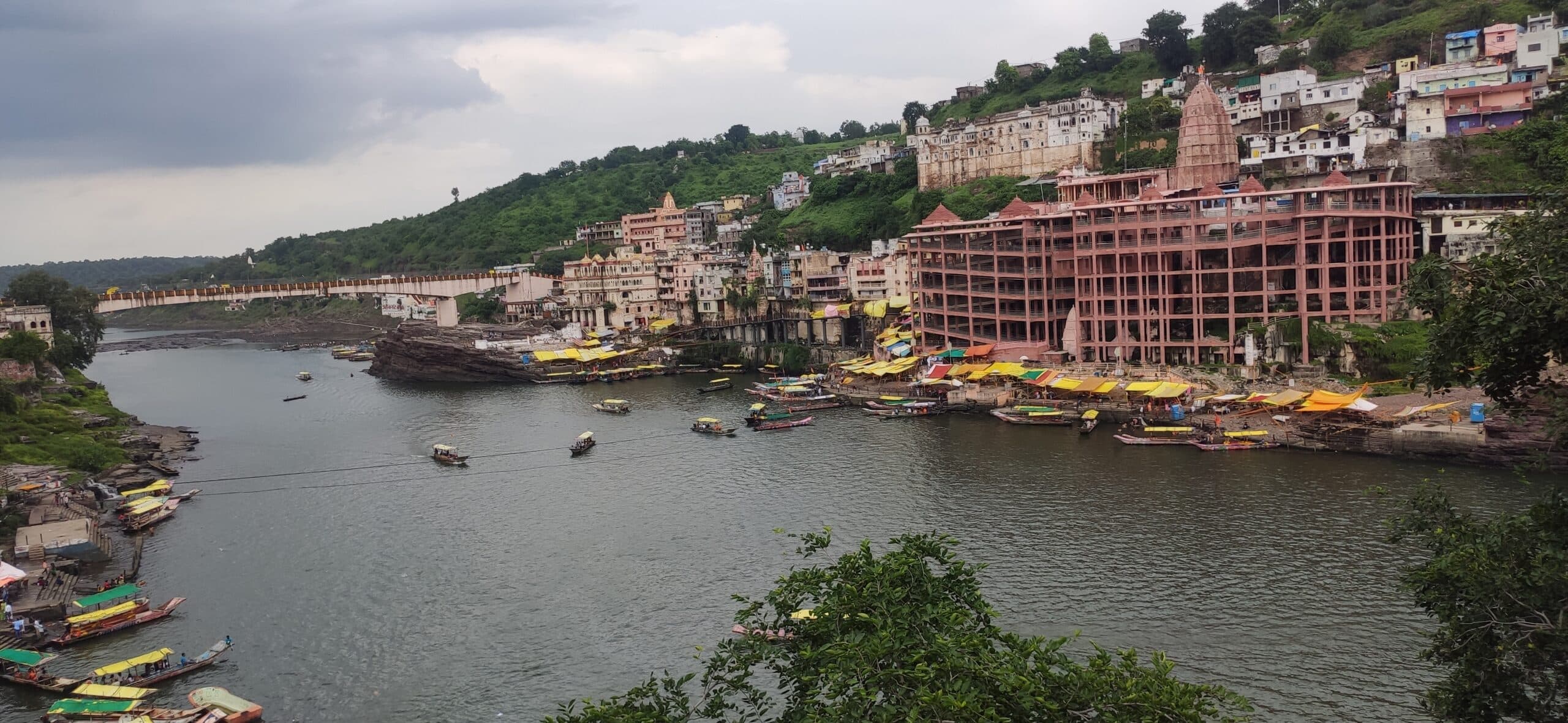 Omkareshwar temple day trip available with Divine Taxi from Ujjain